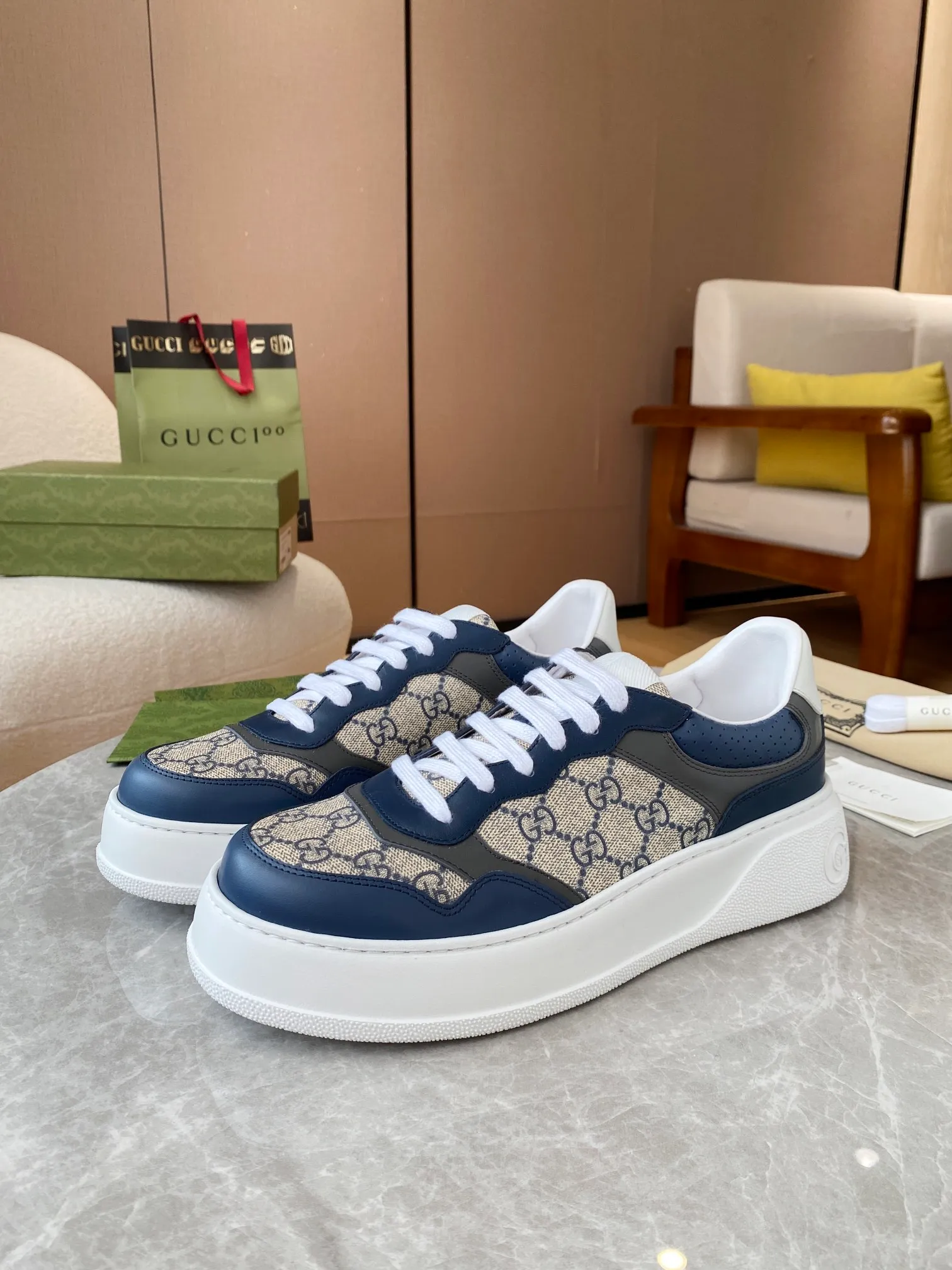 👟👟Ex-factory price 480👟👟 Women's shoes factory GUCCI new Gucci 🔵GUCCI Italian Gucci dad shoes 2️⃣years of accumulation of making dad shoes, original dismantling 1:1 development Couple 👫 style 🔜Versatile in all seasons🔜 Fashion🔜 Personality 🔜Distinctive Upper: Imported top-grained calfskin🐮 Inner lining: original grade A imported cowhide 🐮 Foot: original grade A imported cowhide 💯 full counter genuine packaging midsole latex pad with LOGO, last, oil edge, air pressure coding process, supports NFC anti-counterfeiting chip detection! Size: women’s code 34-41, men’s code 38-45 (women’s 34 41, men’s 38 45 customized)